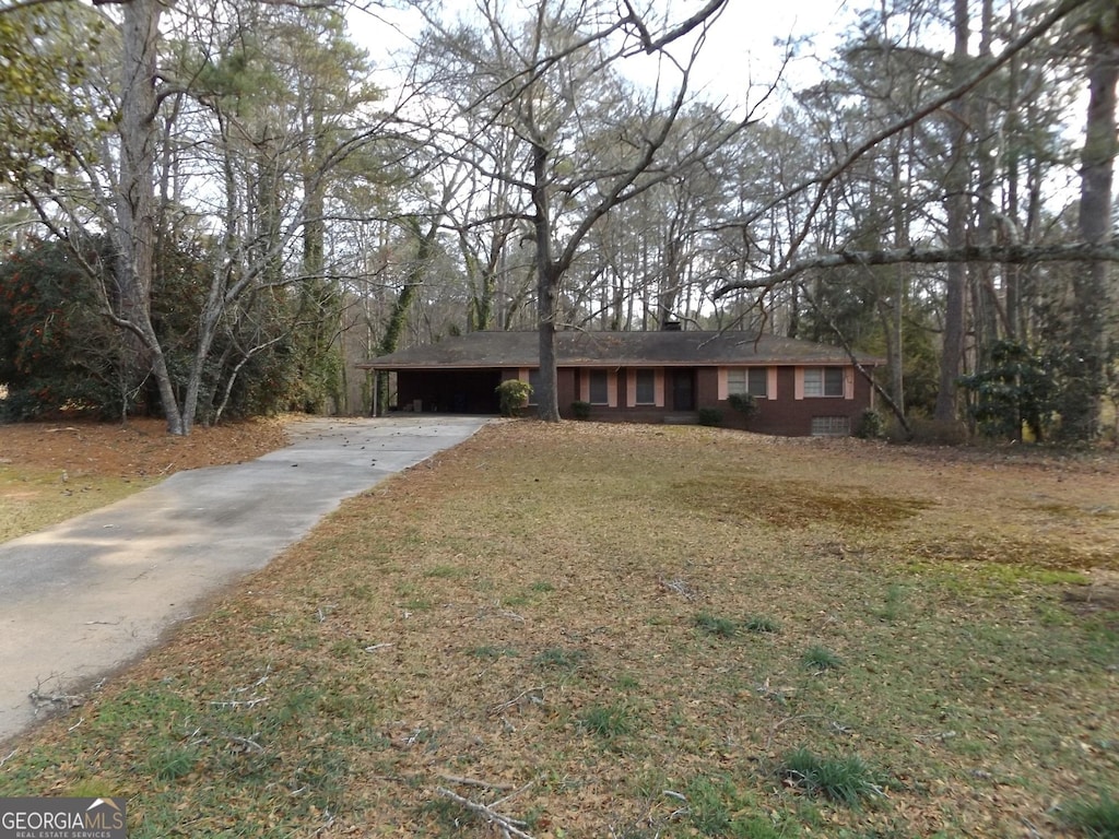 single story home featuring a front lawn