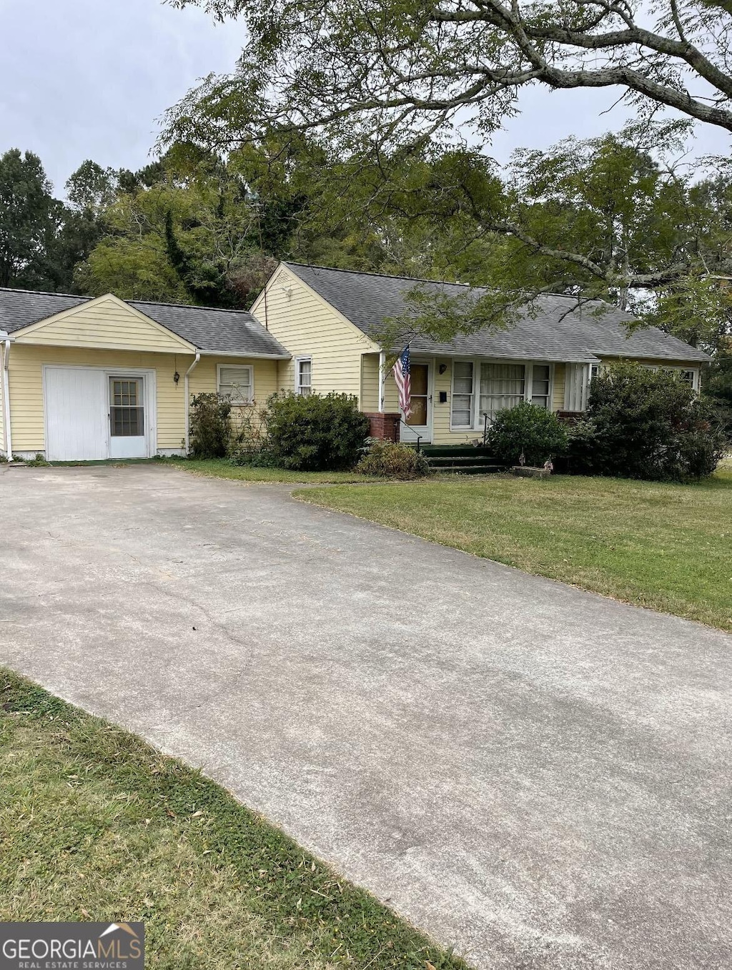 ranch-style house with a front yard