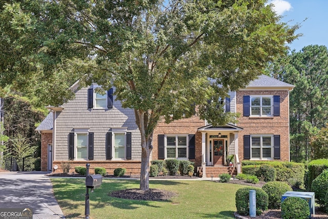 view of front of home featuring a front lawn