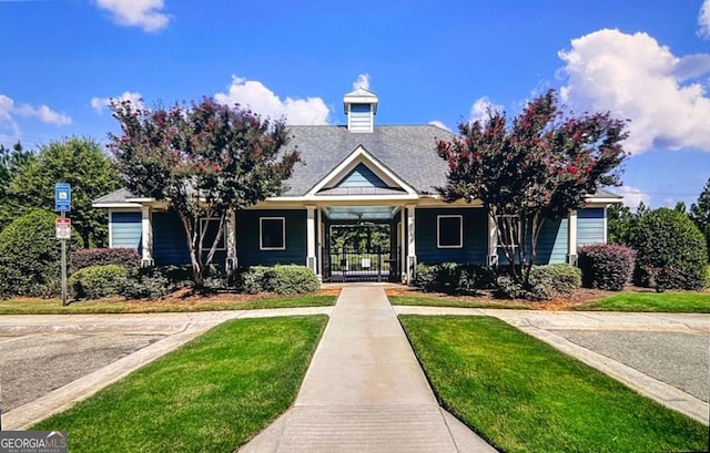 view of front of property with a front yard