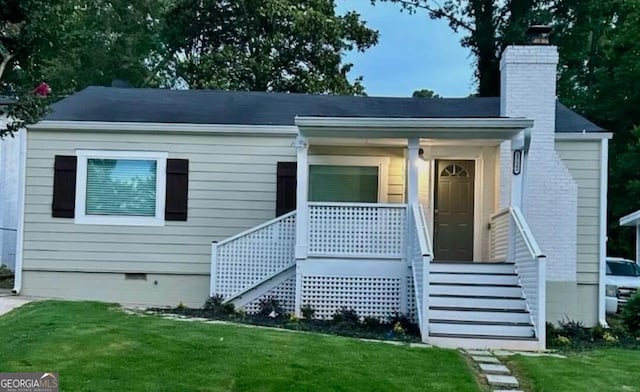 view of front of property with a porch and a front lawn