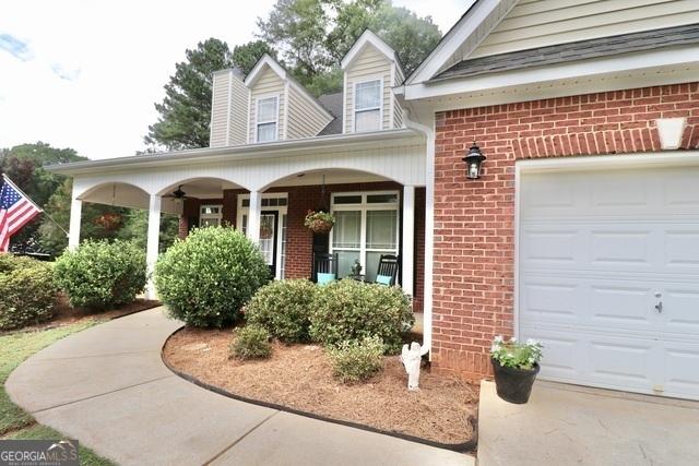 view of front of property featuring a porch and a garage