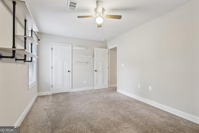 carpeted empty room featuring ceiling fan