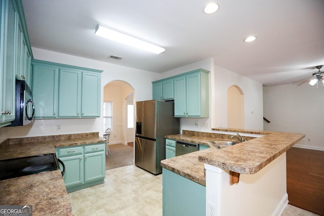 kitchen with sink, ceiling fan, kitchen peninsula, a breakfast bar area, and stainless steel appliances