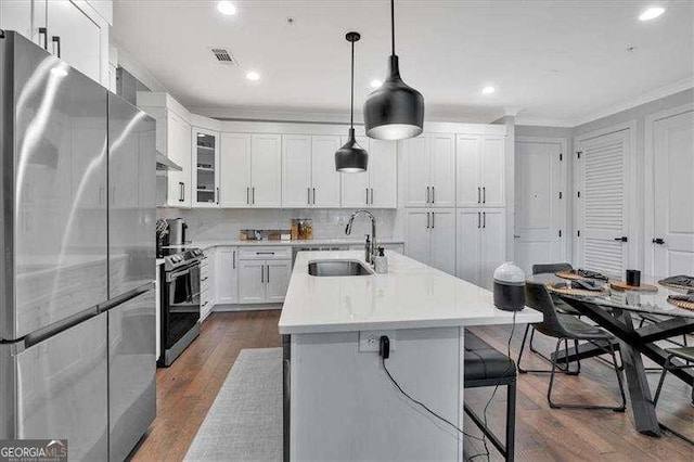 kitchen featuring a sink, visible vents, light countertops, freestanding refrigerator, and electric range oven