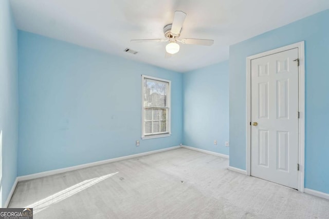 carpeted empty room featuring ceiling fan