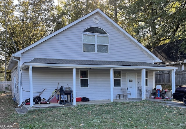 view of front of property featuring covered porch and a front yard