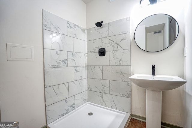 bathroom featuring a tile shower