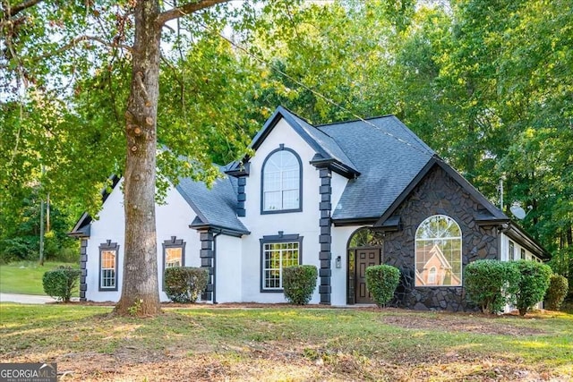 view of front of property featuring a front yard