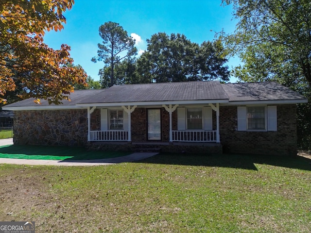 ranch-style house with covered porch and a front yard