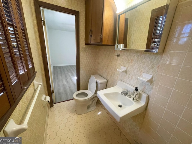 bathroom featuring toilet and sink