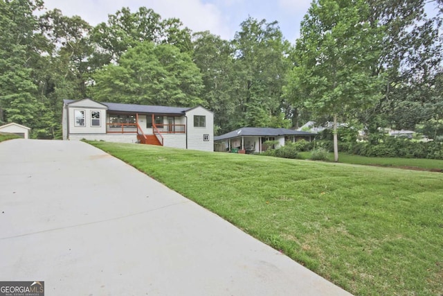 view of front of home featuring covered porch and a front lawn