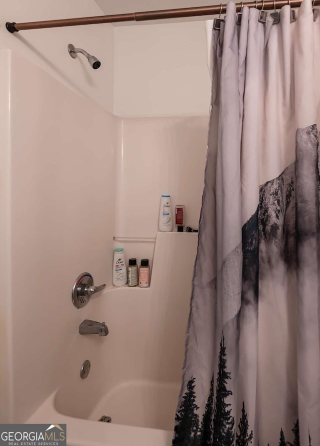 bathroom with shower / tub combo