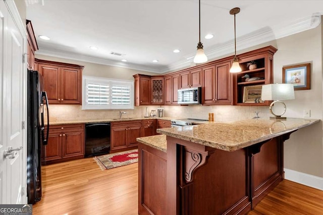 kitchen with sink, hanging light fixtures, a kitchen breakfast bar, kitchen peninsula, and black appliances