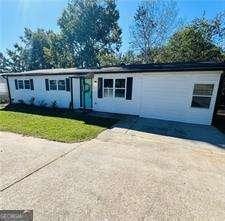 ranch-style home with a front lawn