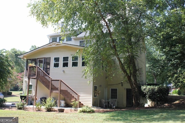 back of house featuring a yard