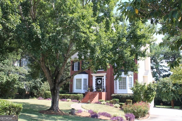 view of front of house featuring a front yard