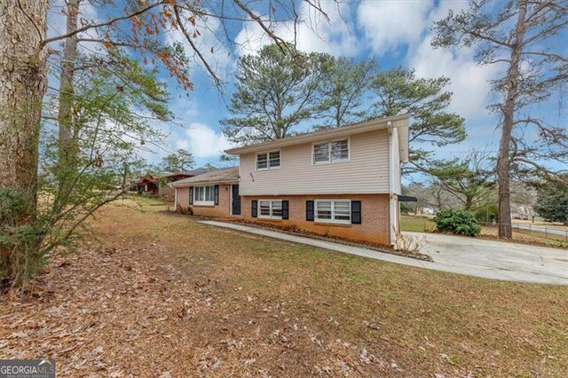 view of front of house featuring a front yard