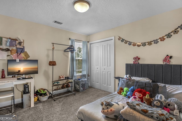 bedroom with carpet flooring, a textured ceiling, and a closet