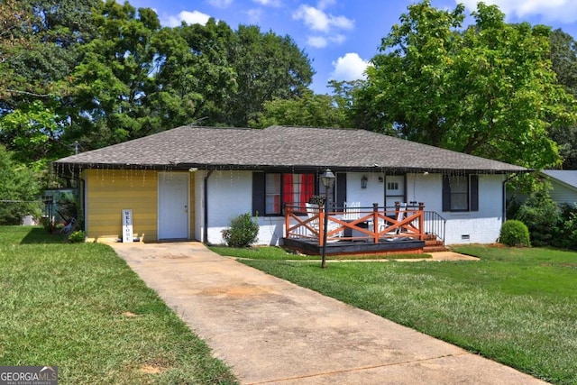 ranch-style house featuring a front yard