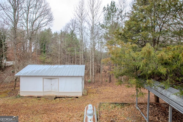 view of yard featuring a storage unit