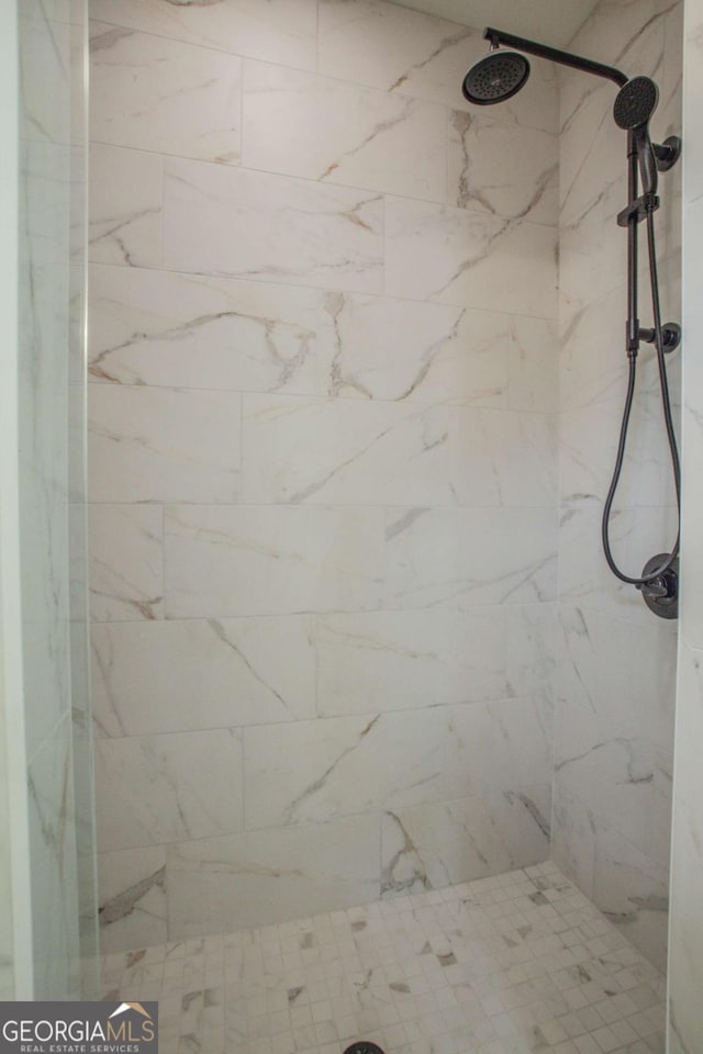 bathroom featuring tiled shower