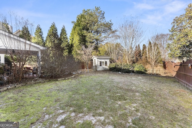 view of yard with an outdoor structure