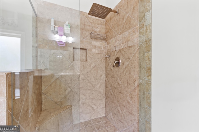 bathroom featuring a tile shower