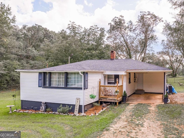 view of front facade featuring a front yard and a carport