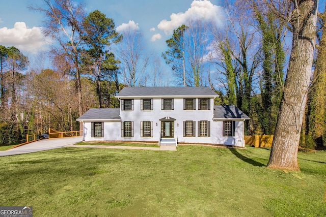 view of front of property featuring a front yard