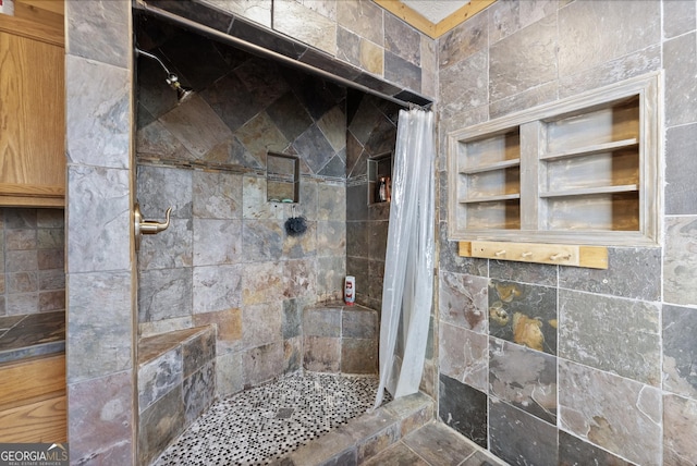 bathroom featuring a shower with shower curtain