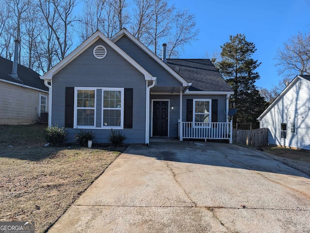 view of front facade featuring a front yard