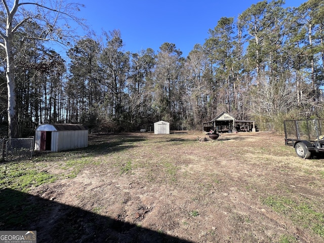 view of yard featuring a shed