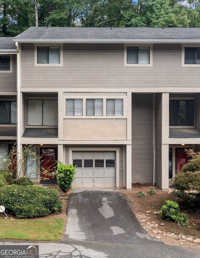 view of front facade featuring a garage