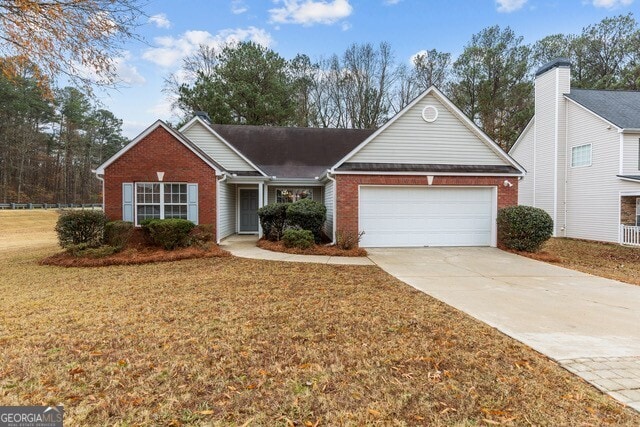 view of front of property featuring a garage and a front yard