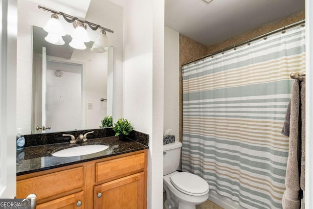 bathroom featuring a shower with shower curtain, vanity, and toilet