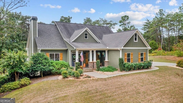 craftsman house featuring a front lawn