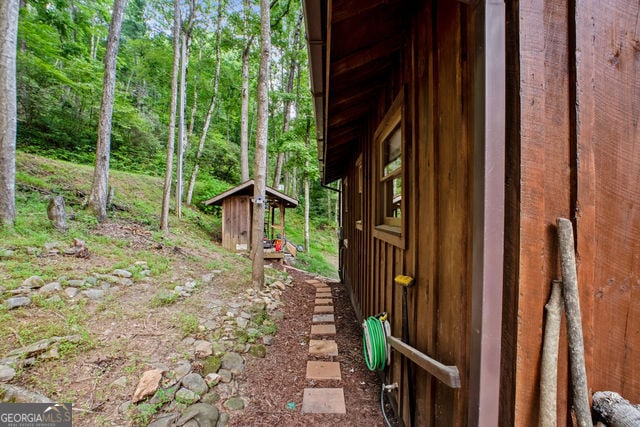 view of yard with a shed