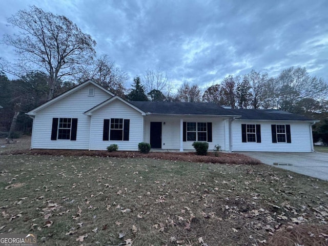 single story home featuring a front yard