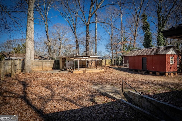 view of yard featuring a shed