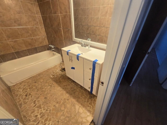 bathroom with vanity and tiled shower / bath