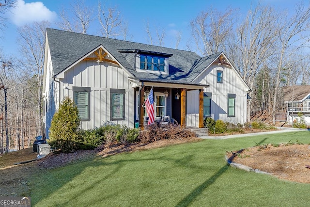 view of front facade featuring a front yard