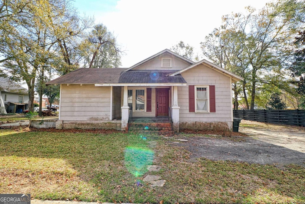 view of front of house featuring a front lawn