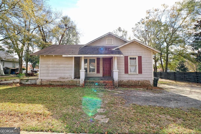 view of front of house featuring a front lawn