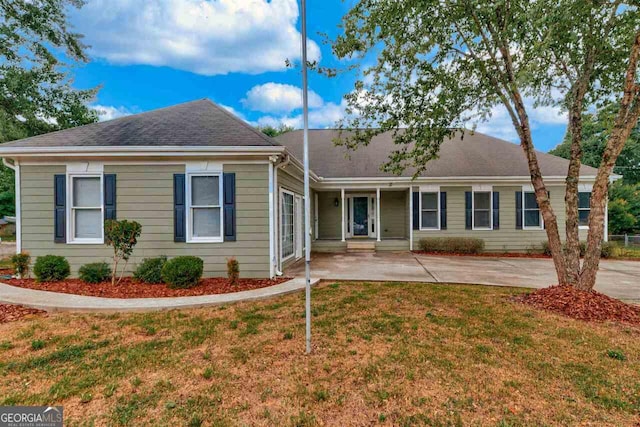 view of front of property with a front yard