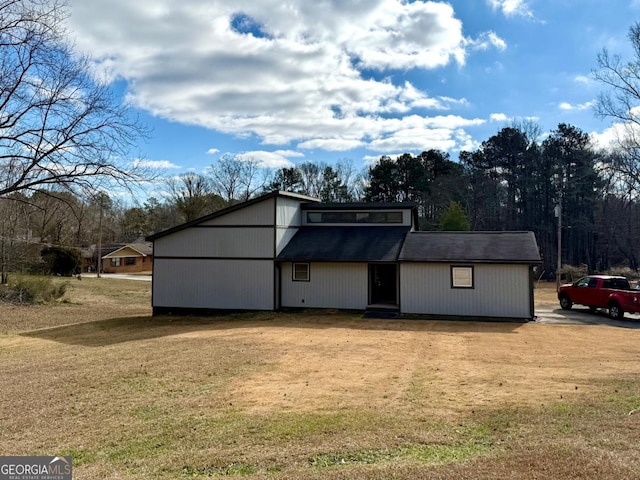 view of outdoor structure with a yard