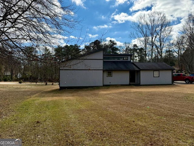 exterior space featuring a lawn