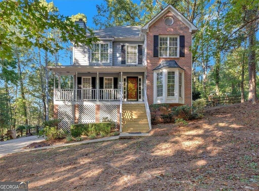 view of front of property featuring covered porch