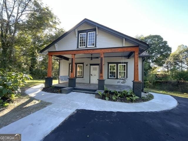 view of front of property featuring covered porch