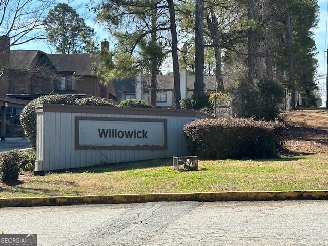 community sign with a yard